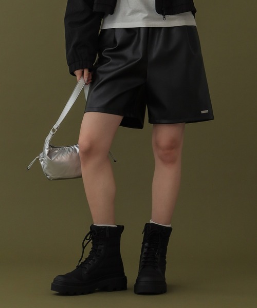 DISPATCHER NO.8(ディスパッチャーナンバーエイト)の「フェイクレザーショートパンツ(その他パンツ・レディース・ブラック/シルバー・ONE SIZE)」の1枚目の写真