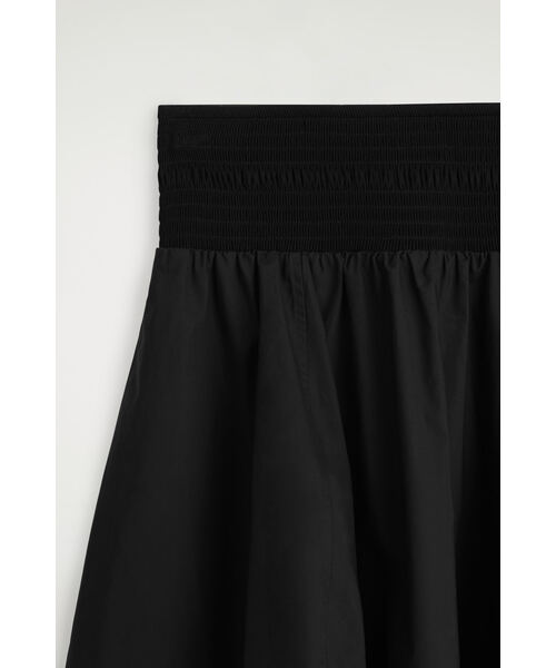 COS(コス)の「スモックパネルミディスカート(スカート・レディース・ブラック/ホワイト・S/M/L/XS)」の4枚目の写真