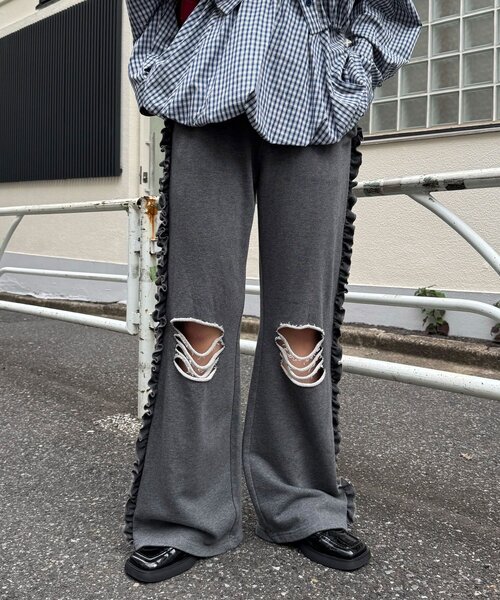 CIAOPANIC(チャオパニック)の「サイドフリルダメージスウェットパンツ(その他パンツ・レディース・ライトグレー/チャコールグレー/ネイビー/グレー・1/0)」の2枚目の写真
