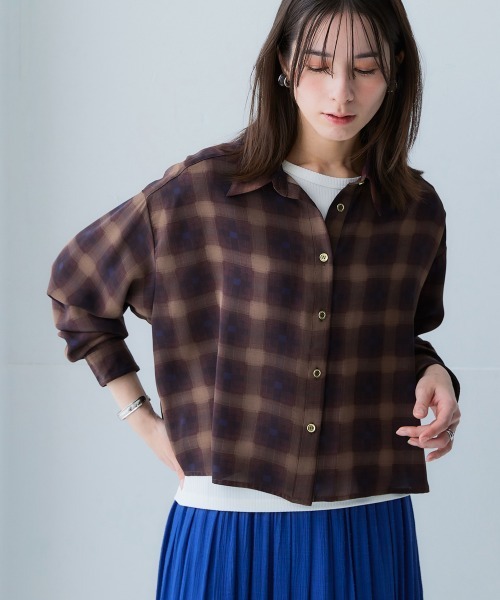 SMILE LAND（スマイルランド）の「＜大きいサイズ＞ シアーショート丈シャツ（吸汗速乾・防しわ）（シャツ/ブラウス・レディース・グリーン/ピンク/ブラウン系/ベージュ系・3L～4L/L～LL/5L～6L）」の2枚目の写真