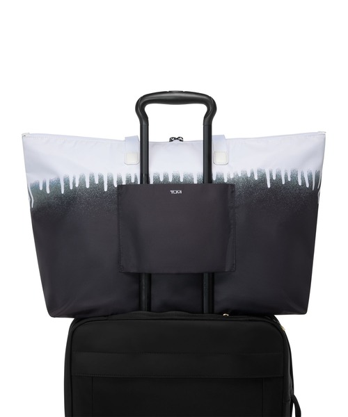 TUMI（トゥミ）の「VOYAGEUR ジャスト・イン・ケース・トート（トートバッグ・レディース・ホワイト×ブラック・FREE）」の6枚目の写真