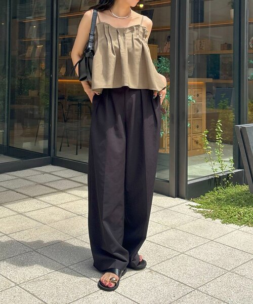 CAPRICIEUX LE'MAGE（カプリシューレマージュ）の「タックフレアキャミ（シャツ/ブラウス・レディース・ベージュ/ブラック・FREE）」の3枚目の写真