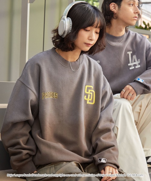 MLB(メジャーリーグベースボール)の「MLB/メジャーリーグベースボール 別注 ワッペン刺繍 ピグメント加工ビッグシルエットグラデーション裏起毛プルオーバースウェット(スウェット・メンズ・ブラック系2/ブラック/アッシュブラウン・L/M/S)」の3枚目の写真