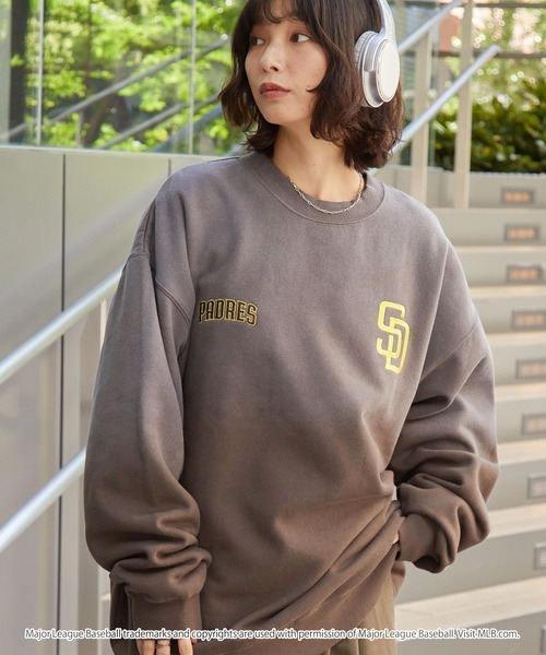 MLB(メジャーリーグベースボール)の「MLB/メジャーリーグベースボール 別注 ワッペン刺繍 ピグメント加工ビッグシルエットグラデーション裏起毛プルオーバースウェット(スウェット・メンズ・ブラック系2/ブラック/アッシュブラウン・L/M/S)」の20枚目の写真