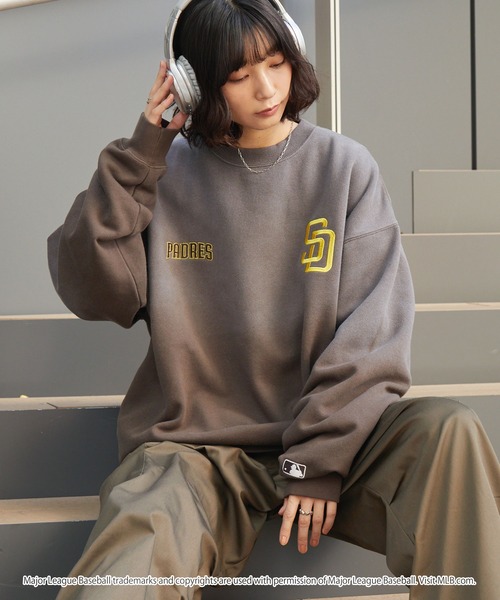 MLB(メジャーリーグベースボール)の「MLB/メジャーリーグベースボール 別注 ワッペン刺繍 ピグメント加工ビッグシルエットグラデーション裏起毛プルオーバースウェット(スウェット・メンズ・ブラック系2/ブラック/アッシュブラウン・L/M/S)」の21枚目の写真