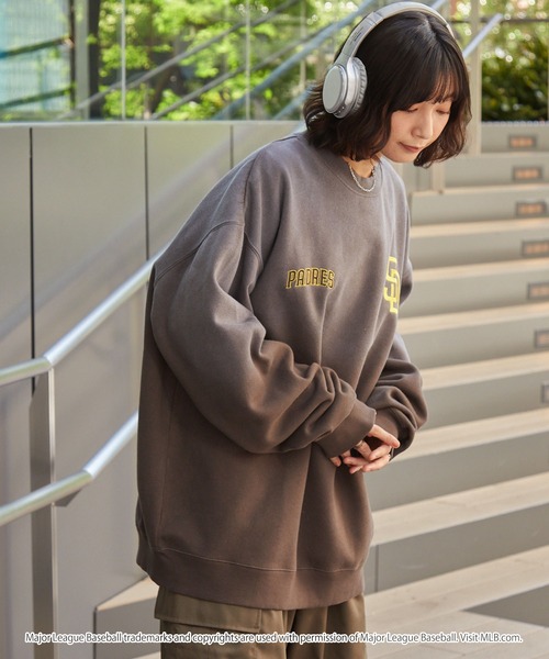 MLB(メジャーリーグベースボール)の「MLB/メジャーリーグベースボール 別注 ワッペン刺繍 ピグメント加工ビッグシルエットグラデーション裏起毛プルオーバースウェット(スウェット・メンズ・ブラック系2/ブラック/アッシュブラウン・L/M/S)」の22枚目の写真