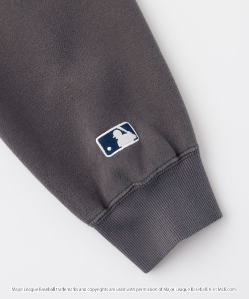 MLB(メジャーリーグベースボール)の「MLB/メジャーリーグベースボール 別注 ワッペン刺繍 ピグメント加工ビッグシルエットグラデーション裏起毛プルオーバースウェット(スウェット・メンズ・ブラック系2/ブラック/アッシュブラウン・L/M/S)」の16枚目の写真