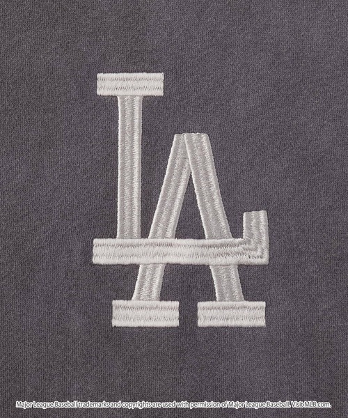 MLB(メジャーリーグベースボール)の「MLB/メジャーリーグベースボール 別注 ワッペン刺繍 ピグメント加工ビッグシルエットグラデーション裏起毛プルオーバースウェット(スウェット・メンズ・ブラック系2/ブラック/アッシュブラウン・L/M/S)」の11枚目の写真