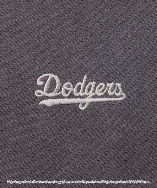 MLB(メジャーリーグベースボール)の「MLB/メジャーリーグベースボール 別注 ワッペン刺繍 ピグメント加工ビッグシルエットグラデーション裏起毛プルオーバースウェット(スウェット・メンズ・ブラック系2/ブラック/アッシュブラウン・L/M/S)」の12枚目の写真