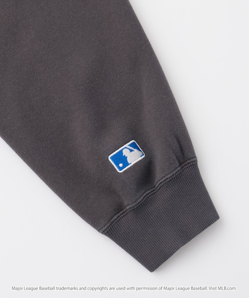 MLB(メジャーリーグベースボール)の「MLB/メジャーリーグベースボール 別注 ワッペン刺繍 ピグメント加工ビッグシルエットグラデーション裏起毛プルオーバースウェット(スウェット・メンズ・ブラック系2/ブラック/アッシュブラウン・L/M/S)」の13枚目の写真