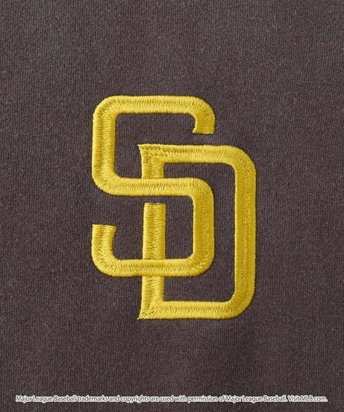 MLB(メジャーリーグベースボール)の「MLB/メジャーリーグベースボール 別注 ワッペン刺繍 ピグメント加工ビッグシルエットグラデーション裏起毛プルオーバースウェット(スウェット・メンズ・ブラック系2/ブラック/アッシュブラウン・L/M/S)」の4枚目の写真