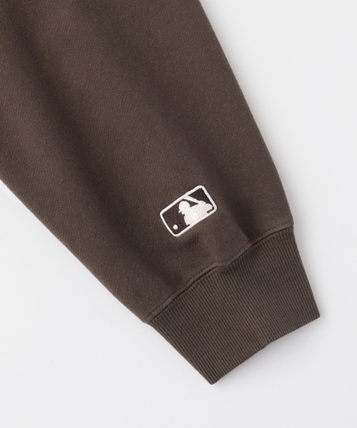 MLB(メジャーリーグベースボール)の「MLB/メジャーリーグベースボール 別注 ワッペン刺繍 ピグメント加工ビッグシルエットグラデーション裏起毛プルオーバースウェット(スウェット・メンズ・ブラック系2/ブラック/アッシュブラウン・L/M/S)」の6枚目の写真