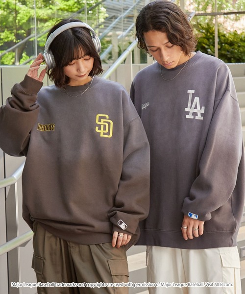 MLB(メジャーリーグベースボール)の「MLB/メジャーリーグベースボール 別注 ワッペン刺繍 ピグメント加工ビッグシルエットグラデーション裏起毛プルオーバースウェット(スウェット・メンズ・ブラック系2/ブラック/アッシュブラウン・L/M/S)」の17枚目の写真