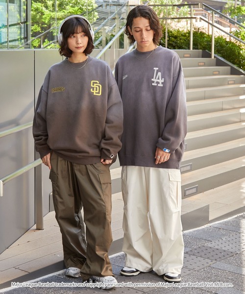 MLB(メジャーリーグベースボール)の「MLB/メジャーリーグベースボール 別注 ワッペン刺繍 ピグメント加工ビッグシルエットグラデーション裏起毛プルオーバースウェット(スウェット・メンズ・ブラック系2/ブラック/アッシュブラウン・L/M/S)」の19枚目の写真