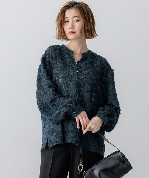 23区(ニジュウサンク)の「【洗える】シアーカットジャカード ブラウス(シャツ/ブラウス・レディース・ブラック系/パイングリーン系/アイボリー系・38)」の3枚目の写真