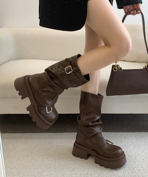 lilful（リルフル）の「シャーリング バックルベルト 厚底チャンキーヒールブーツ（ブーツ・レディース・ブラック/ブラウン・M/L）」の2枚目の写真