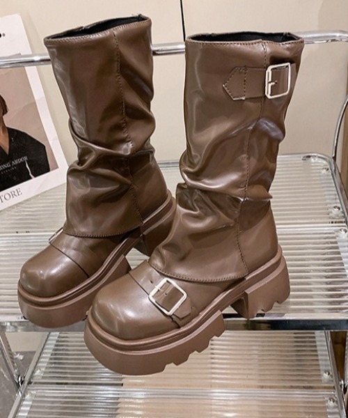 lilful（リルフル）の「シャーリング バックルベルト 厚底チャンキーヒールブーツ（ブーツ・レディース・ブラック/ブラウン・M/L）」の17枚目の写真