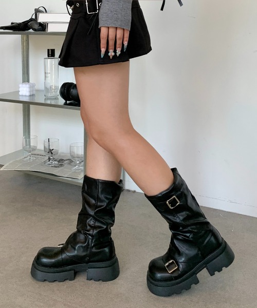 lilful（リルフル）の「シャーリング バックルベルト 厚底チャンキーヒールブーツ（ブーツ・レディース・ブラック/ブラウン・M/L）」の4枚目の写真