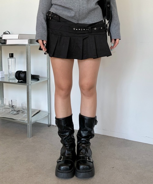 lilful（リルフル）の「シャーリング バックルベルト 厚底チャンキーヒールブーツ（ブーツ・レディース・ブラック/ブラウン・M/L）」の3枚目の写真