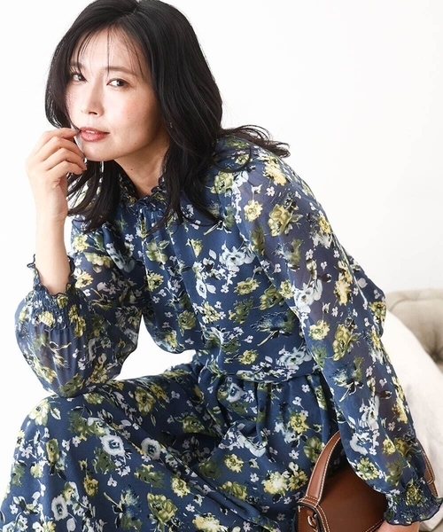 MK MICHEL KLEIN（エムケーミッシェルクラン）の「クラシックフラワープリント シフォンブラウス/洗える（シャツ/ブラウス・レディース・ダークインディゴブルー/ネイビー・38）」の2枚目の写真