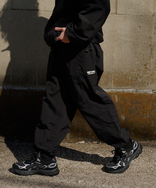 Eddie Bauer(エディーバウアー)の「EBTEK ナイロンメッシュ トラックパンツ(その他パンツ・メンズ・ブラック/ネイビー/グリーン・XL/L/M)」の1枚目の写真