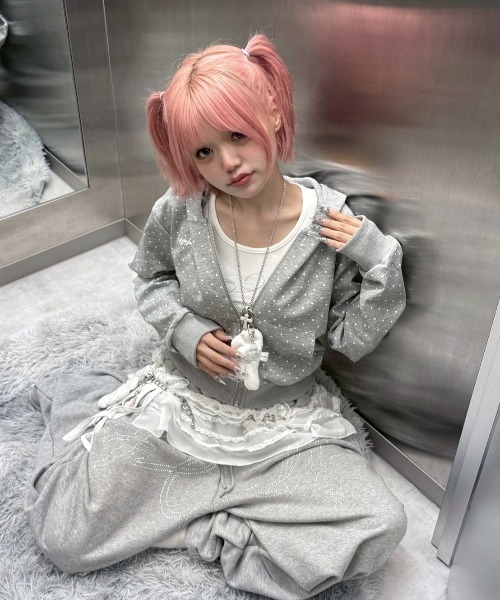 Never mind the XU / Chikashitsu+（ネバーマインド ザ エックスユー / チカシツプラス）の「【nmtc+】dot zip up hoodie / 【エヌエムティーシープラス】ドットジップパーカー（パーカー・レディース・グレー/ブラック・ONE SIZE）」の2枚目の写真