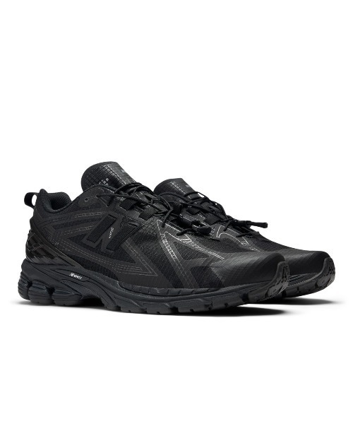 NEW BALANCE(ニューバランス)の「New Balance 1906R(ニューバランス 1906R)(スニーカー・メンズ・ブラック系/ホワイト系・25.5cm/26cm/26.5cm/27cm/27.5cm/28cm/28.5cm/29cm)」の2枚目の写真