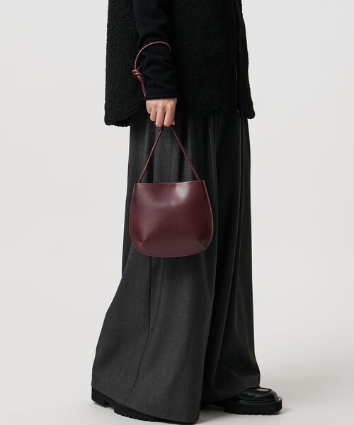 MARW UNITED ARROWS（マルゥ ユナイテッドアローズ）の「＜MARW UNITED ARROWS＞ラウンド ショルダー バッグ（ショルダーバッグ・レディース・ワイン/ブラック・FREE）」の2枚目の写真