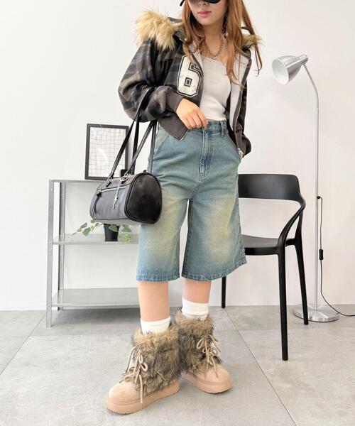 WEGO（ウィゴー）の「WEGO/ボリュームファーレースアップフェイクムートンブーツ（ブーツ・レディース・ブラック/ベージュ・LARGE/MEDIUM/X-LARGE）」の4枚目の写真