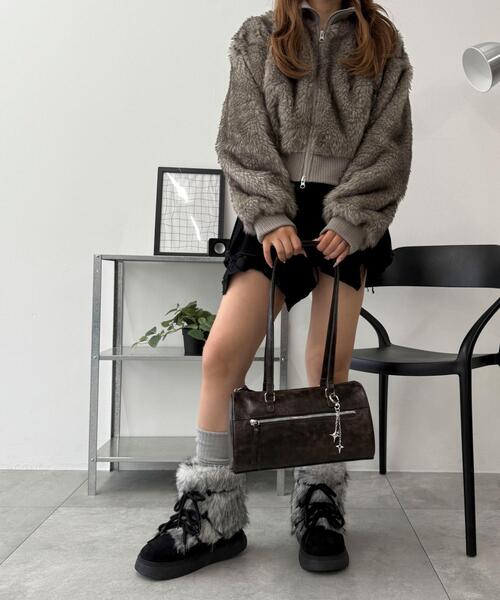 WEGO（ウィゴー）の「WEGO/ボリュームファーレースアップフェイクムートンブーツ（ブーツ・レディース・ブラック/ベージュ・LARGE/MEDIUM/X-LARGE）」の3枚目の写真