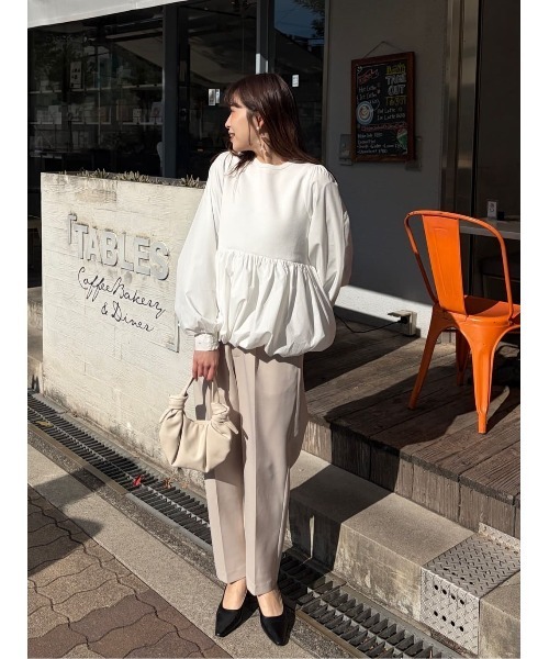 titivate（ティティベイト）の「バックパール釦ドッキングペプラムトップス（Tシャツ/カットソー・レディース・オフホワイト/ブラック/ネイビー・L/M/S）」の4枚目の写真