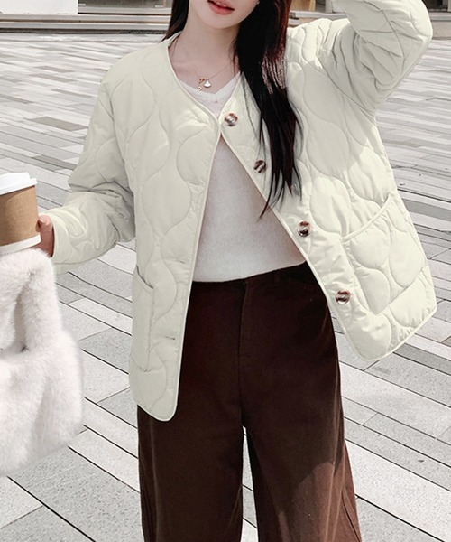 シンプルなのに存在感をプラス◎軽くて暖かい！キルティングノーカラー