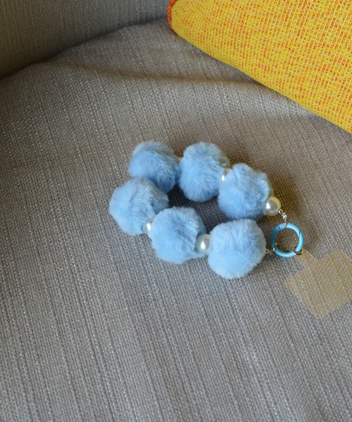 BROTHERHOOD(ブラザーフッド)の「【eY】Marshmallow Pom Ball Wrist Strap(スマホグッズ・レディース・ブラウン/ブラック/グレー/ブルー/イエロー・FREE)」の8枚目の写真