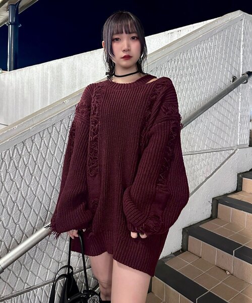 Mavie..7(メヴィセットゥ)の「【Mavie..7】ダメージフリンジオーバーニット(ニット/セーター・レディース・ブラック/ボルドー・FREE)」の2枚目の写真