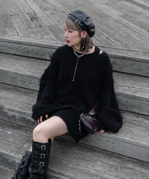 Mavie..7(メヴィセットゥ)の「【Mavie..7】ダメージフリンジオーバーニット(ニット/セーター・レディース・ブラック/ボルドー・FREE)」の1枚目の写真