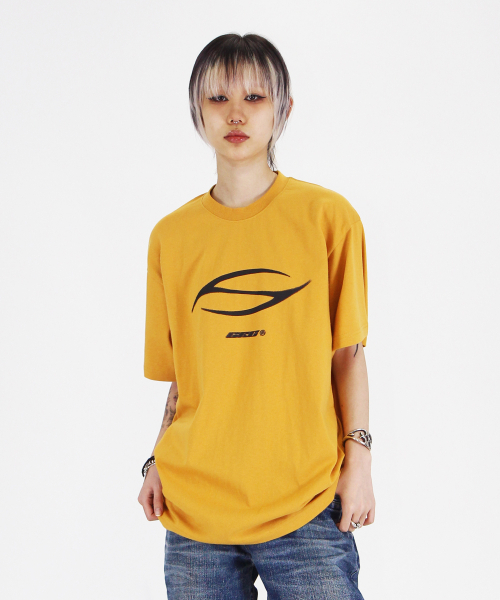 CRIGUN（クリガン）の「CRG トライバル セミオーバーフィット 半袖Tシャツ マスタード（Tシャツ/カットソー・レディース・マスタード・SMALL/MEDIUM/LARGE/X-LARGE/XX-LARGE）」の3枚目の写真