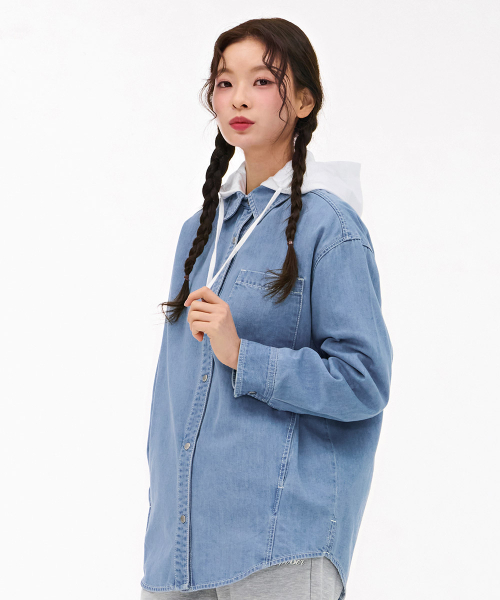 CHASECULT(チェイスカルト)の「レディース フードロングデニムシャツ-スカイブルー(シャツ/ブラウス・レディース・ブルー・90/85)」の2枚目の写真
