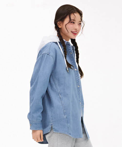 CHASECULT(チェイスカルト)の「レディース フードロングデニムシャツ-スカイブルー(シャツ/ブラウス・レディース・ブルー・90/85)」の3枚目の写真