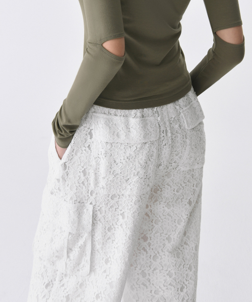 MUSINSA STANDARD WOMAN（ムシンサスタンダードウーマン）の「ウィメンズフローラルレースワイドカーゴバンディングパンツ[アイボリー]（その他パンツ・レディース・その他・30/24/26/28）」の5枚目の写真
