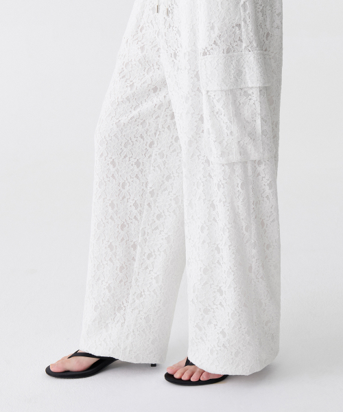 MUSINSA STANDARD WOMAN（ムシンサスタンダードウーマン）の「ウィメンズフローラルレースワイドカーゴバンディングパンツ[アイボリー]（その他パンツ・レディース・その他・30/24/26/28）」の2枚目の写真