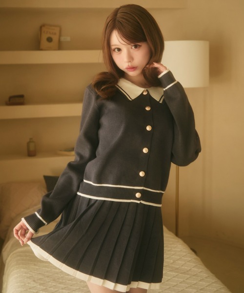 TITTY&CO.(ティティーアンドコー)の「ライン入りポロカラーニットセットアップ(セットアップ・レディース・グレー/アイボリー・FREE)」の2枚目の写真