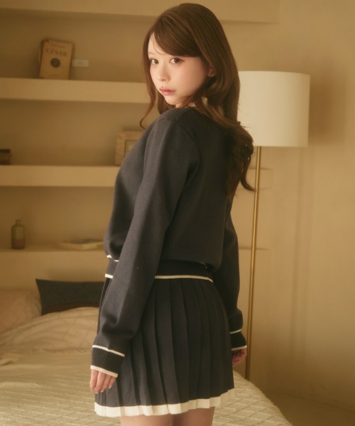 TITTY&CO.(ティティーアンドコー)の「ライン入りポロカラーニットセットアップ(セットアップ・レディース・グレー/アイボリー・FREE)」の3枚目の写真