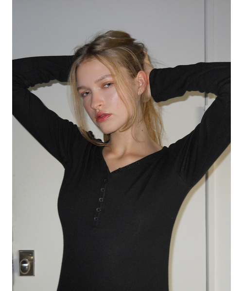 ETMON（エトモン）の「Ribbed Button Shirring Dress, Black（ワンピース・レディース・その他・F）」の4枚目の写真