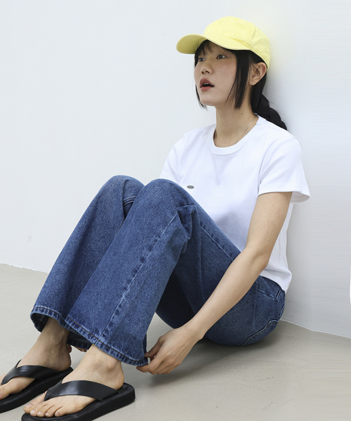 millioncor（ミリオンコール）の「ロンドンウォッシュドブルーセミブーツカットデニムパンツ（デニムパンツ・レディース・その他・LARGE/X-LARGE/SMALL/MEDIUM）」の3枚目の写真