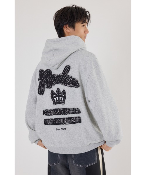 RODEO CROWNS WIDE BOWL(ロデオクラウンズワイドボウル)の「メンズロゴデニムパッチフーディー(パーカー・メンズ・ブラック/グレー×ホワイト/オフホワイト・MEDIUM/LARGE)」の3枚目の写真