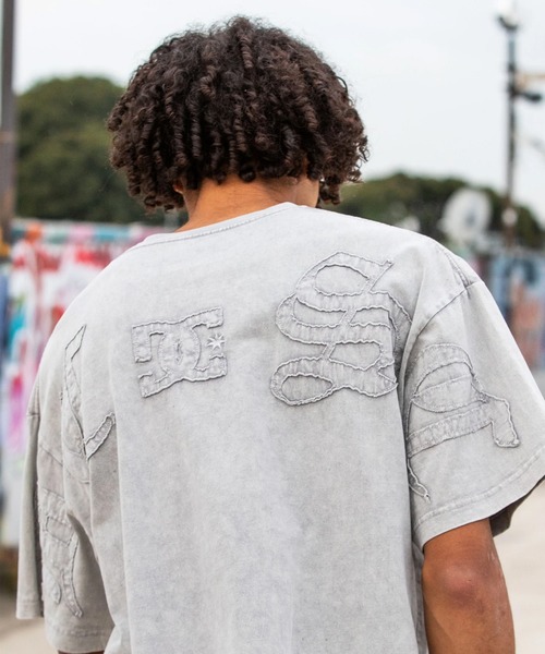 DC(ディーシー)の「DC/ディーシー 半袖 Tシャツ バックプリント ロゴ 古着風 ヴィンテージ加工 DST262009(Tシャツ/カットソー・メンズ・グレー/スミクロ・S/2XL/L/M/XL)」の1枚目の写真