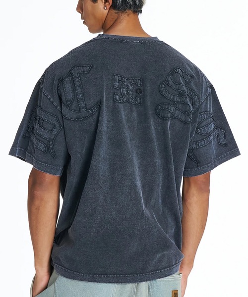 DC(ディーシー)の「DC/ディーシー 半袖 Tシャツ バックプリント ロゴ 古着風 ヴィンテージ加工 DST262009(Tシャツ/カットソー・メンズ・グレー/スミクロ・S/2XL/L/M/XL)」の2枚目の写真