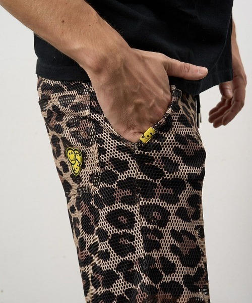 STUD MUFFIN(スタッドマフィン)の「STUD MUFFIN/スタッドマフィン/レオパードメッシュ スマイリーパッチ ショートパンツ/614-06289(その他パンツ・メンズ・ブラウン・3/2)」の2枚目の写真
