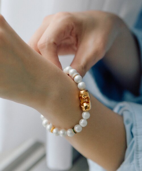 ear PAPILLONNER（イアパピヨネ）の「POPパールマグネットブレスレット（ブレスレット・レディース・ブラック/ホワイト・FREE）」の2枚目の写真