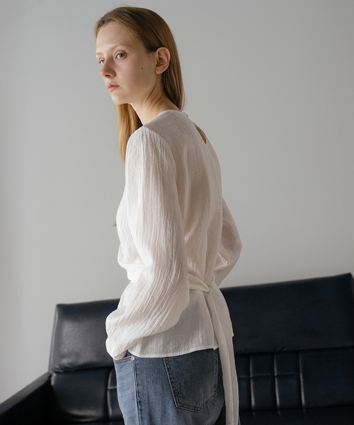 KNOWNBETTER（ノウンベター）の「Crinkle strap blouse [KNSS05BL01]_Ivory（シャツ/ブラウス・レディース・アイボリー・FREE）」の2枚目の写真